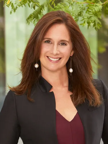 Caroline Bass headshot